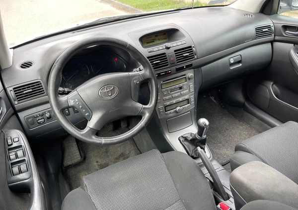 Toyota Avensis cena 7500 przebieg: 324000, rok produkcji 2004 z Radłów małe 67
